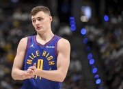 掘金险胜掀起高潮，西蒙斯关键表现点燃全场！